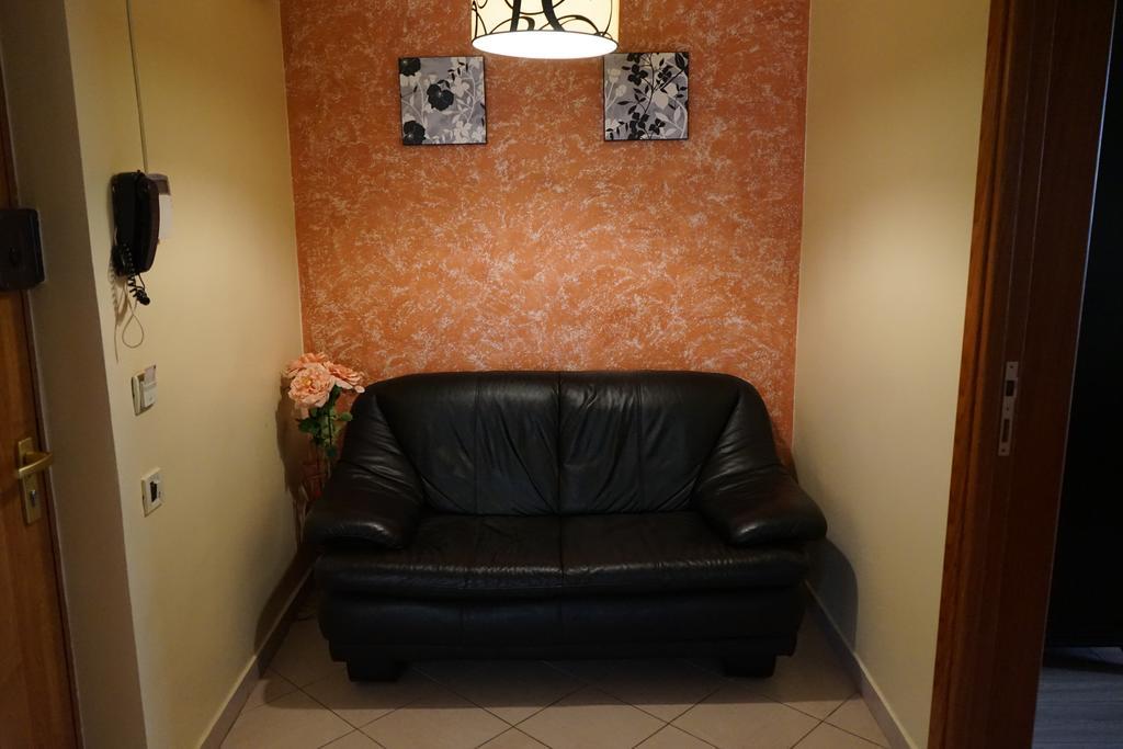 Agentia H Accommodation บูคาเรสต์ ภายนอก รูปภาพ